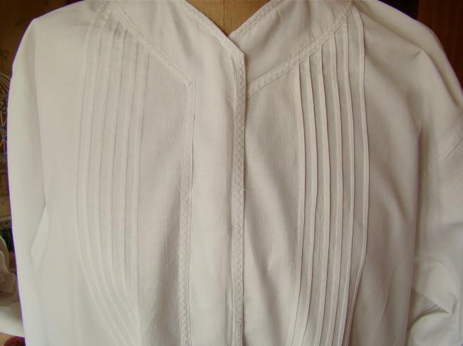 Jolie chemise de nuit en batiste de coton ornée de petits galons et plis