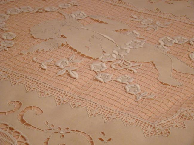 Exceptionnel dessus de lit brodé à la main d'angelots et de roses, 1890-1900