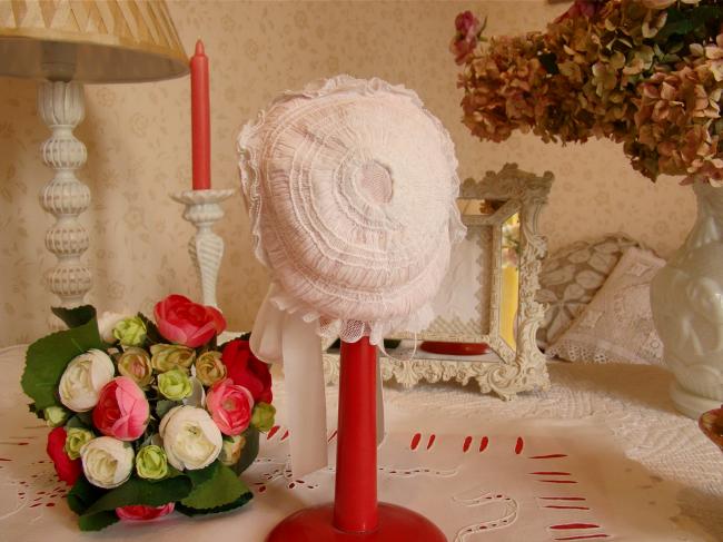 Charmant bonnet de Bébé en tulle rebrodé de fleurs et petite dentelle