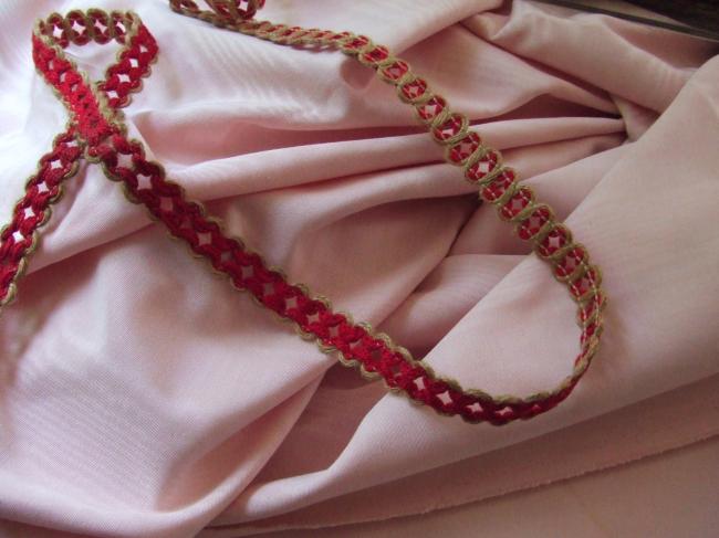 Joli ruban composé de boucles de corde enrubannée de coton perlé rouge