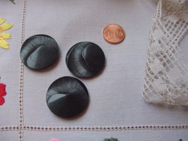 3 jolis gros boutons ronds noirs striés sur un côté époque 1930