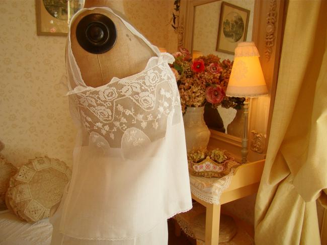 Magnifique cache-corset de mariée en linon, tulle rebrodé et filet,vers1890-1900