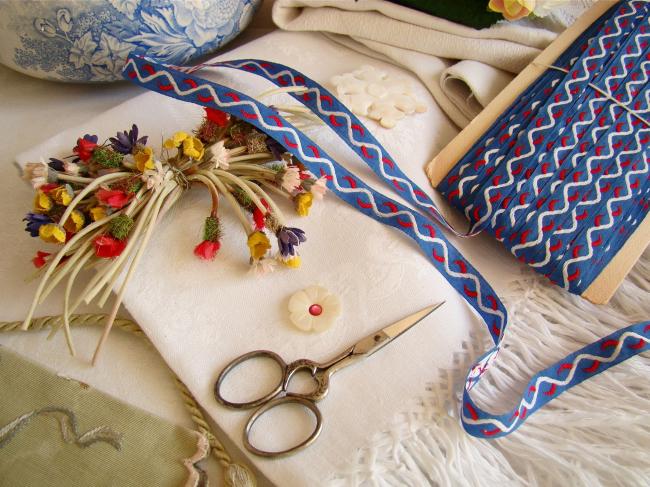 Adorable old little ribbon with vowen in blue, white and red weaves, width 11mm