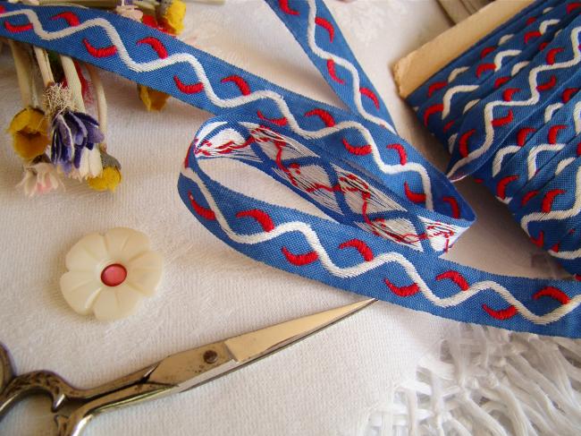 Adorable old little ribbon with vowen in blue, white and red weaves, width 11mm