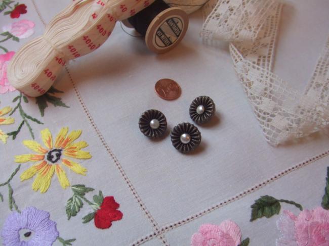 Adorable série de 3  boutons dorés en forme de toupille avec coeur de perle