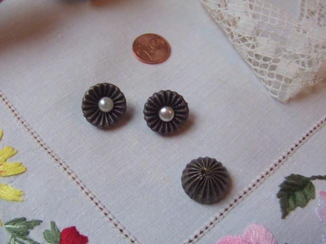 Adorable série de 3  boutons dorés en forme de toupille avec coeur de perle