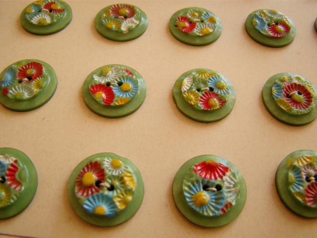 Adorable petit bouton en rhodoïd peint à la main de pâquerettes multicolores