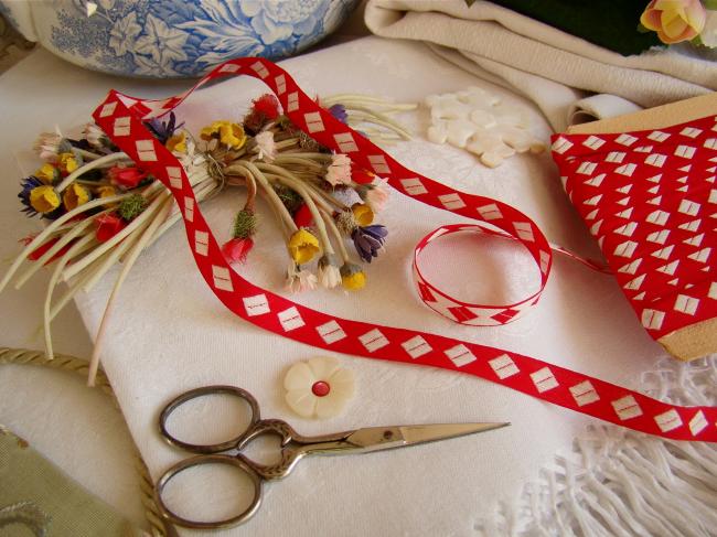 Adorable ancien ruban blanc avec losanges en rouge et blanc en 10mm