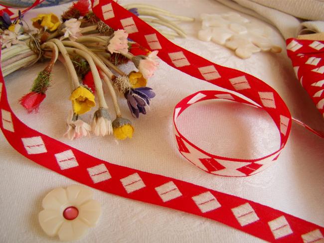 Adorable ancien ruban blanc avec losanges en rouge et blanc en 10mm