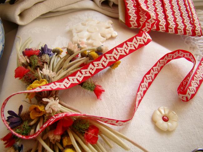 Adorable ancien ruban blanc avec motifs géométriques en rouge et blanc en 10mm