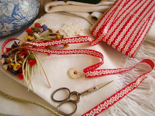 Adorable ancien ruban blanc avec motifs géométriques en rouge et blanc en 10mm