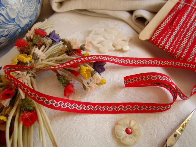 Adorable ancien ruban blanc avec motifs géométriques en rouge,blanc, vert en 8mm