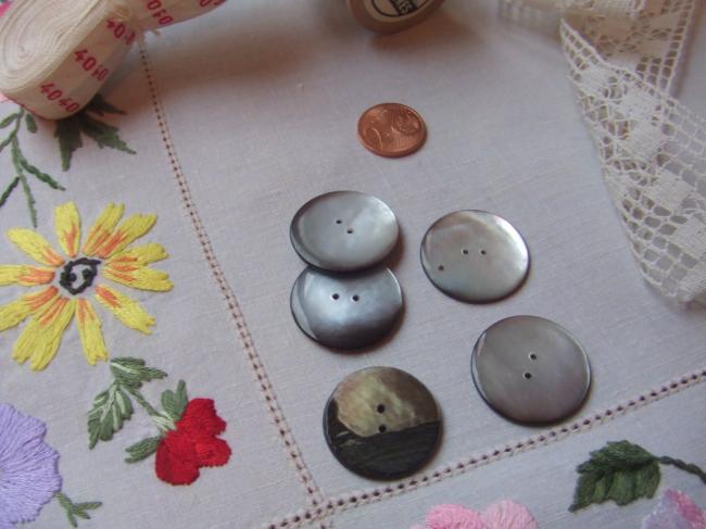 Gros bouton rond de nacre grise naturelle, vendu à l'unité, diamètre 2,6cm