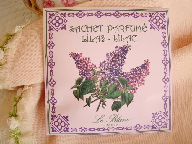 Charmant Sachet parfumé au Lilas, décor encadré Art Nouveau