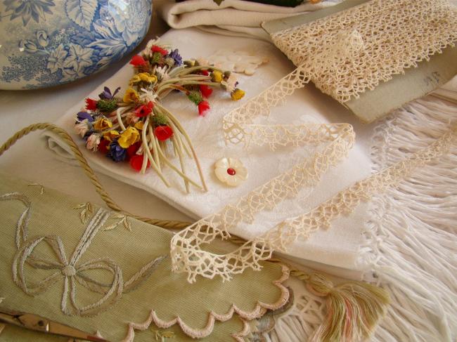 lovely little lace with tiny picots, ecru color , width 15 mm
