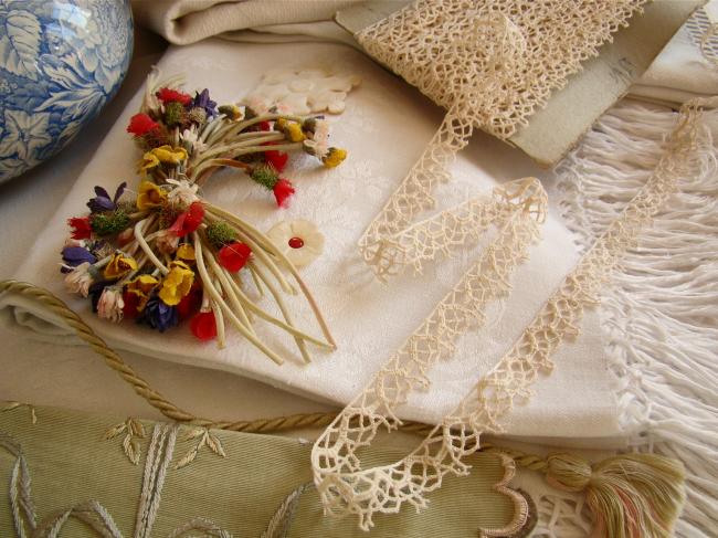 lovely little lace with tiny picots, ecru color , width 15 mm