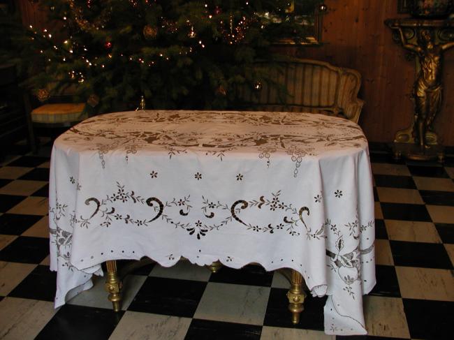 Beauty of tablecloth with Madeira embroideries à la Richelieu.