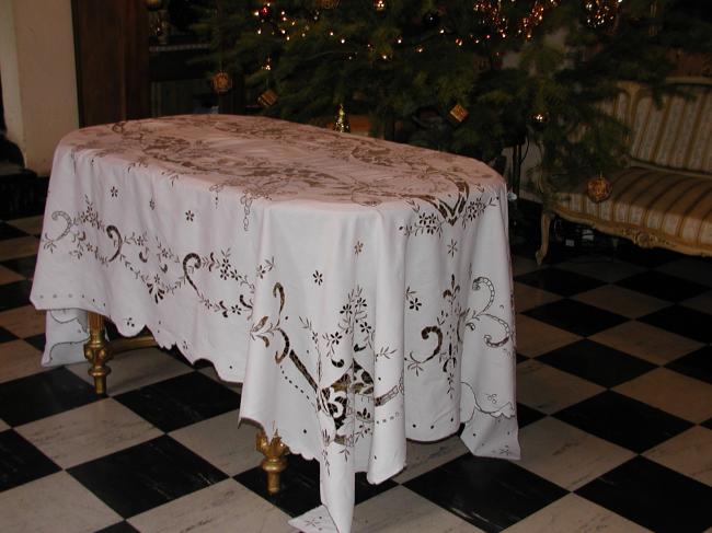 Beauty of tablecloth with Madeira embroideries à la Richelieu.