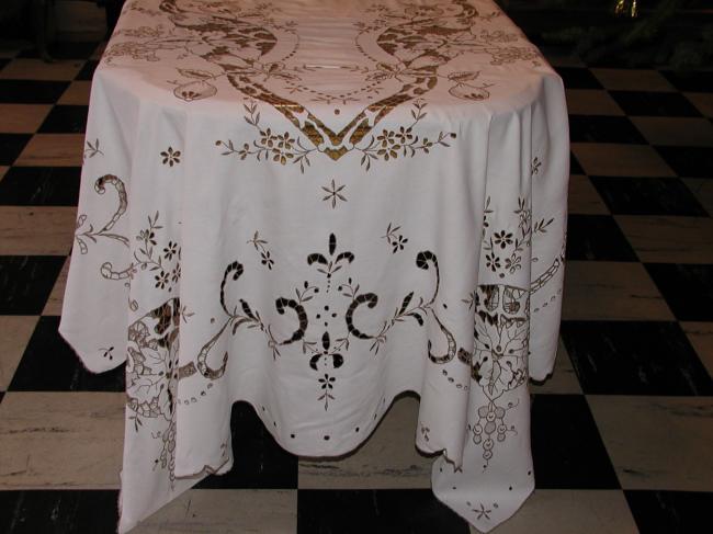 Beauty of tablecloth with Madeira embroideries à la Richelieu.