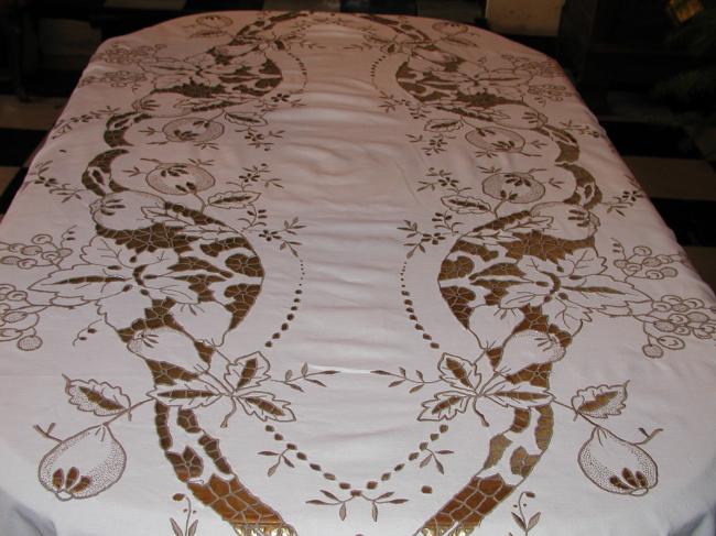 Beauty of tablecloth with Madeira embroideries à la Richelieu.