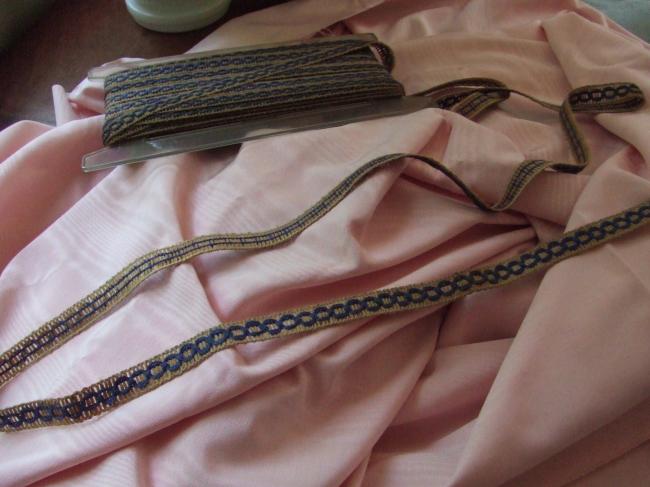 Joli ruban galon composé de boucles de corde enrubanné de coton perlé bleu