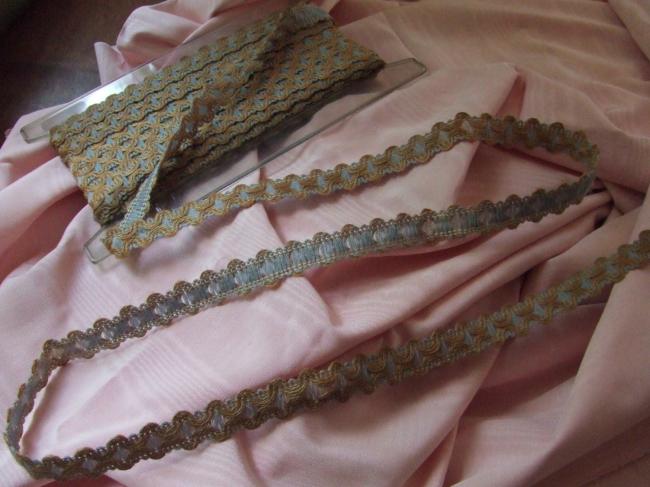 Très joli ruban de boucles de corde en giselle, fond de coton mouliné bleu ciel