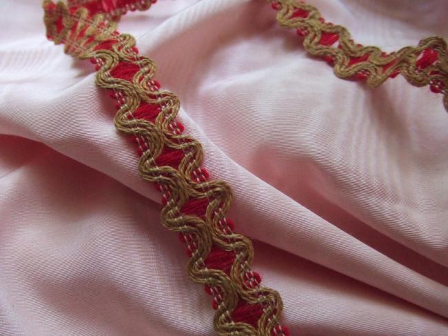Joli ruban galon de boucles de corde en giselle, fond coton mouliné rouge, 1m50