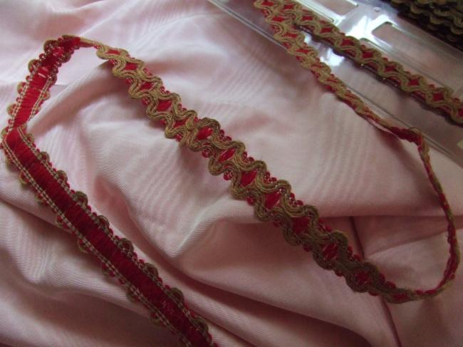 Joli ruban galon de boucles de corde en giselle, fond coton mouliné rouge, 1m50