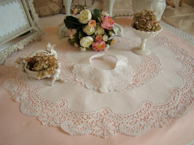 Romantique bavoir en broderie anglaise et bordure festonnée