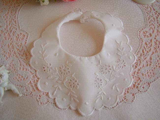 Romantique bavoir en broderie anglaise et bordure festonnée