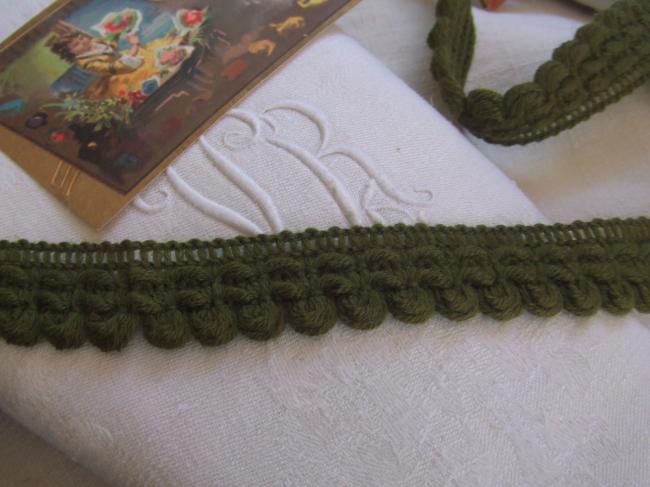Très beau galon de bloucles en laine de couleur vert kaki (ou vert bronze)