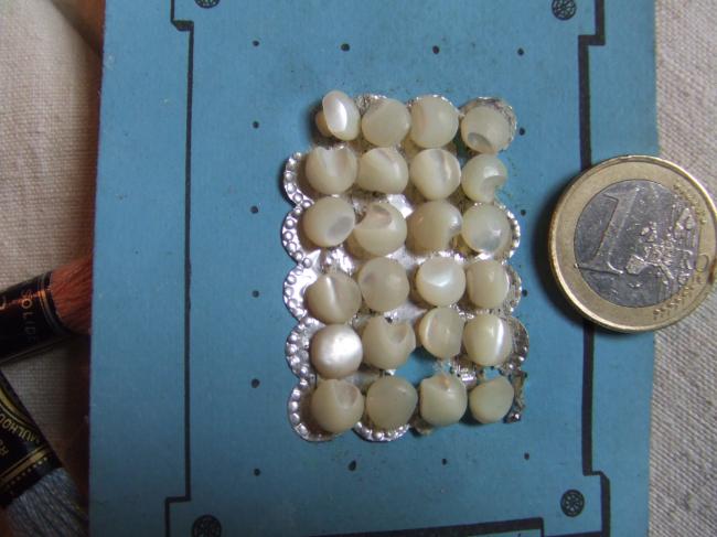 Série de 24 mini boutons de layette en nacre et sur pied, 1900, Haute Nouveauté