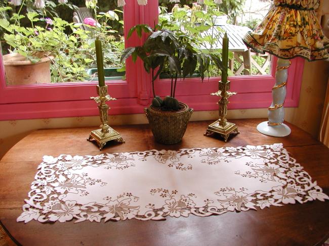 Marvellous table runner in Madeira hand-made embroidery 1920-30