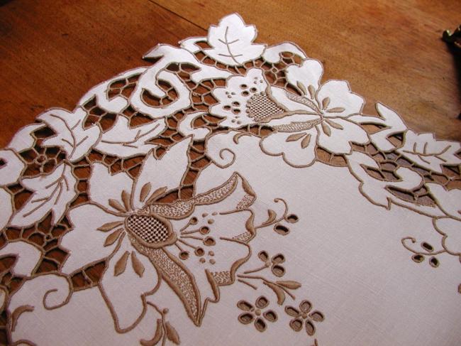 Marvellous table runner in Madeira hand-made embroidery 1920-30