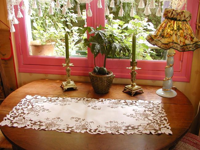 Marvellous table runner in Madeira hand-made embroidery 1920-30