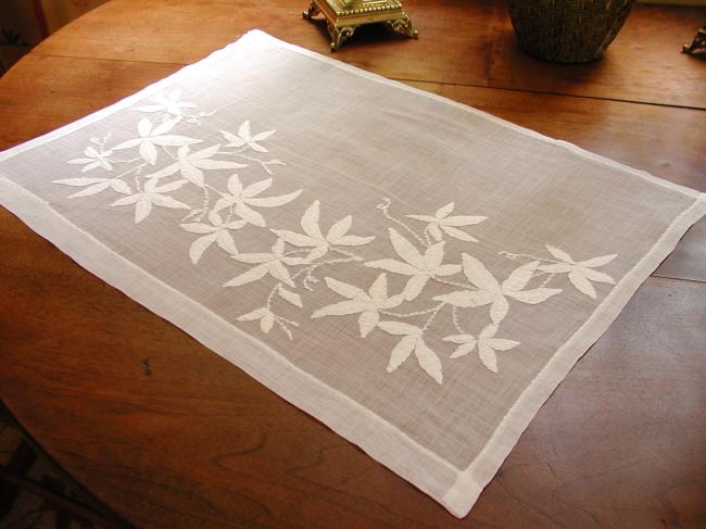 Superbe dessus de petite table d'appoint, voile brodé de fleurs en transparence