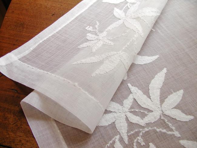 Superbe dessus de petite table d'appoint, voile brodé de fleurs en transparence
