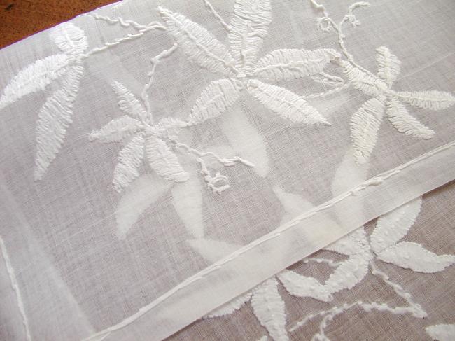 Superbe dessus de petite table d'appoint, voile brodé de fleurs en transparence