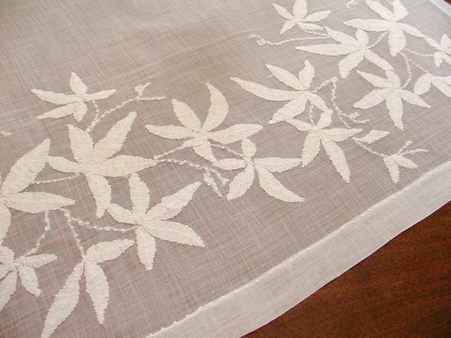 Superbe dessus de petite table d'appoint, voile brodé de fleurs en transparence