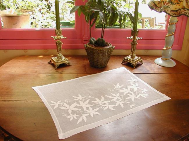 Superbe dessus de petite table d'appoint, voile brodé de fleurs en transparence