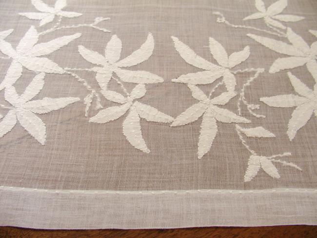 Superbe dessus de petite table d'appoint, voile brodé de fleurs en transparence
