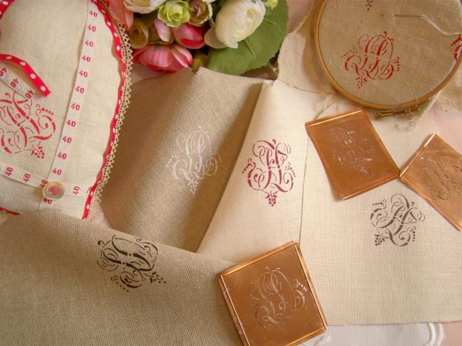 Your Coupon in linen with monograms made with antique stencils (120 initials)