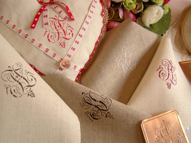 Your Coupon in linen with monograms made with antique stencils (120 initials)