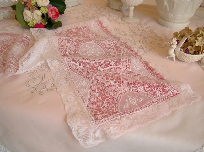 Superbe chemin de table en dentelle de fond de bonnet et Valenciennes 1900