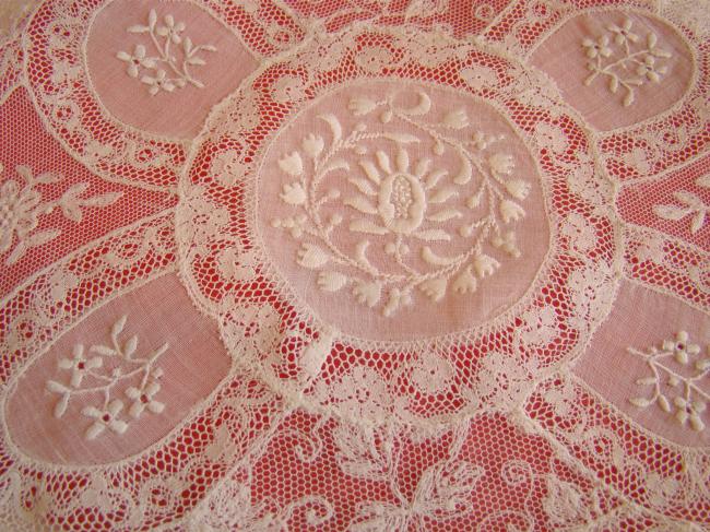 Superbe centre de table en dentelle de fond de bonnet et Valenciennes 1900