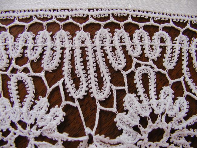Marvellous table centre in clover damask with exquisite air tape lace