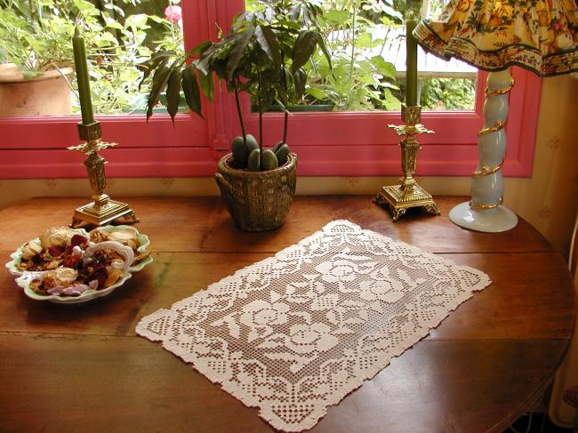 Superb table centre in hand-made fillet lace with roses pattern 1930