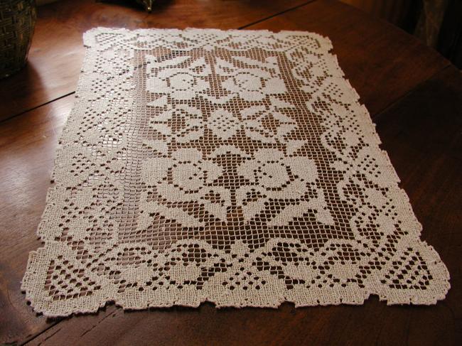 Superb table centre in hand-made fillet lace with roses pattern 1930