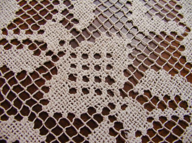 Superb table centre in hand-made fillet lace with roses pattern 1930