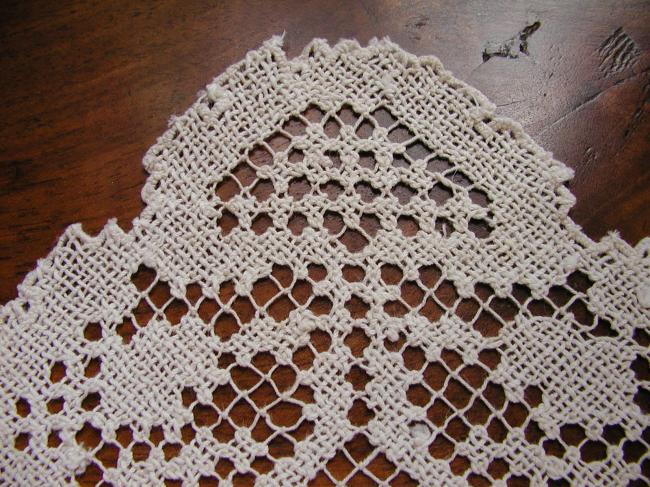 Superb table centre in hand-made fillet lace with roses pattern 1930
